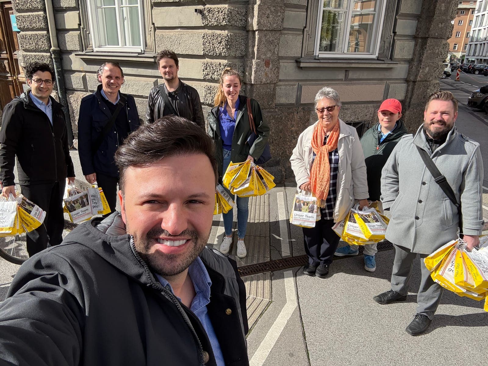 Daniel Gosterxeier mit dem Wahlkampfteam in Innsbruck