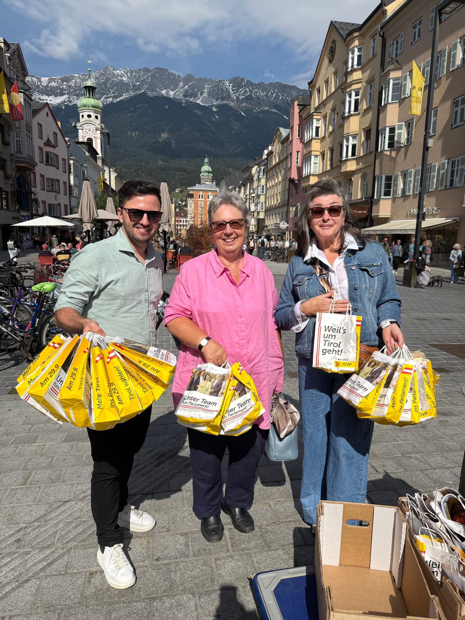 Daniel Gosterxeier beim Wahlkampf in der Maria-Theresien-Straße in Innsbruck
